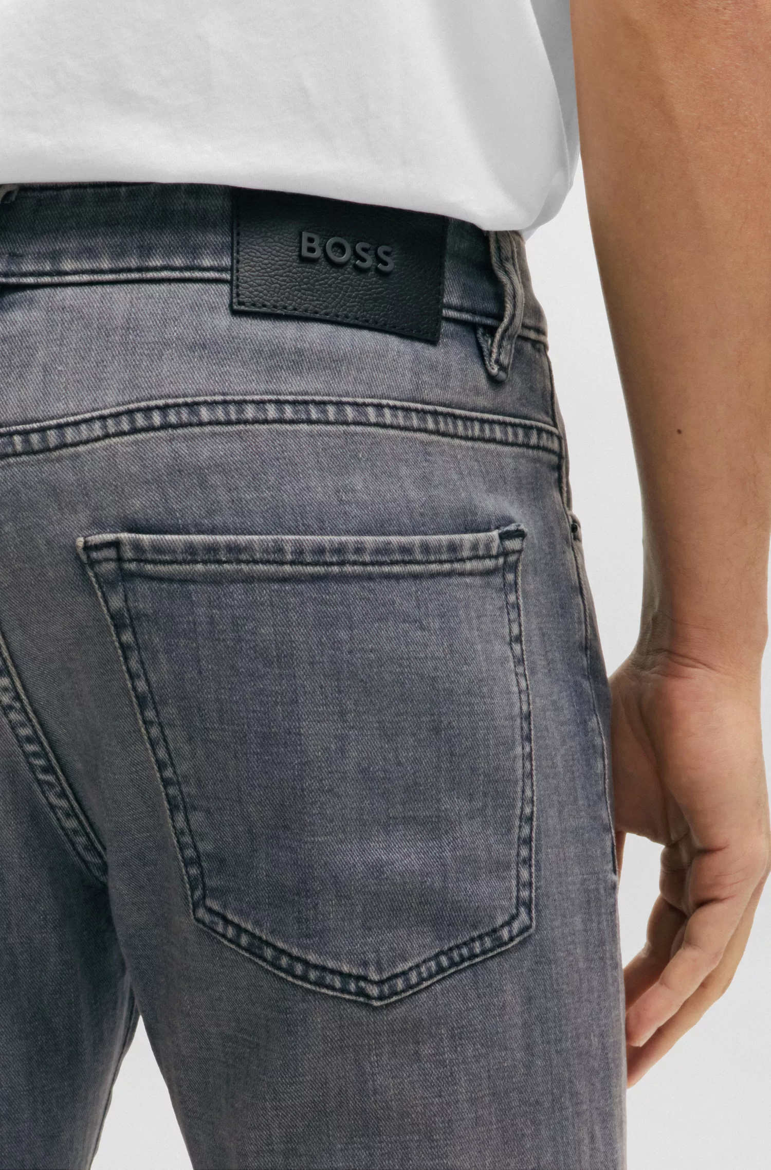 Calça jeans BOSS preta, corte slim, em denim italiano preto com toque de cashmere.