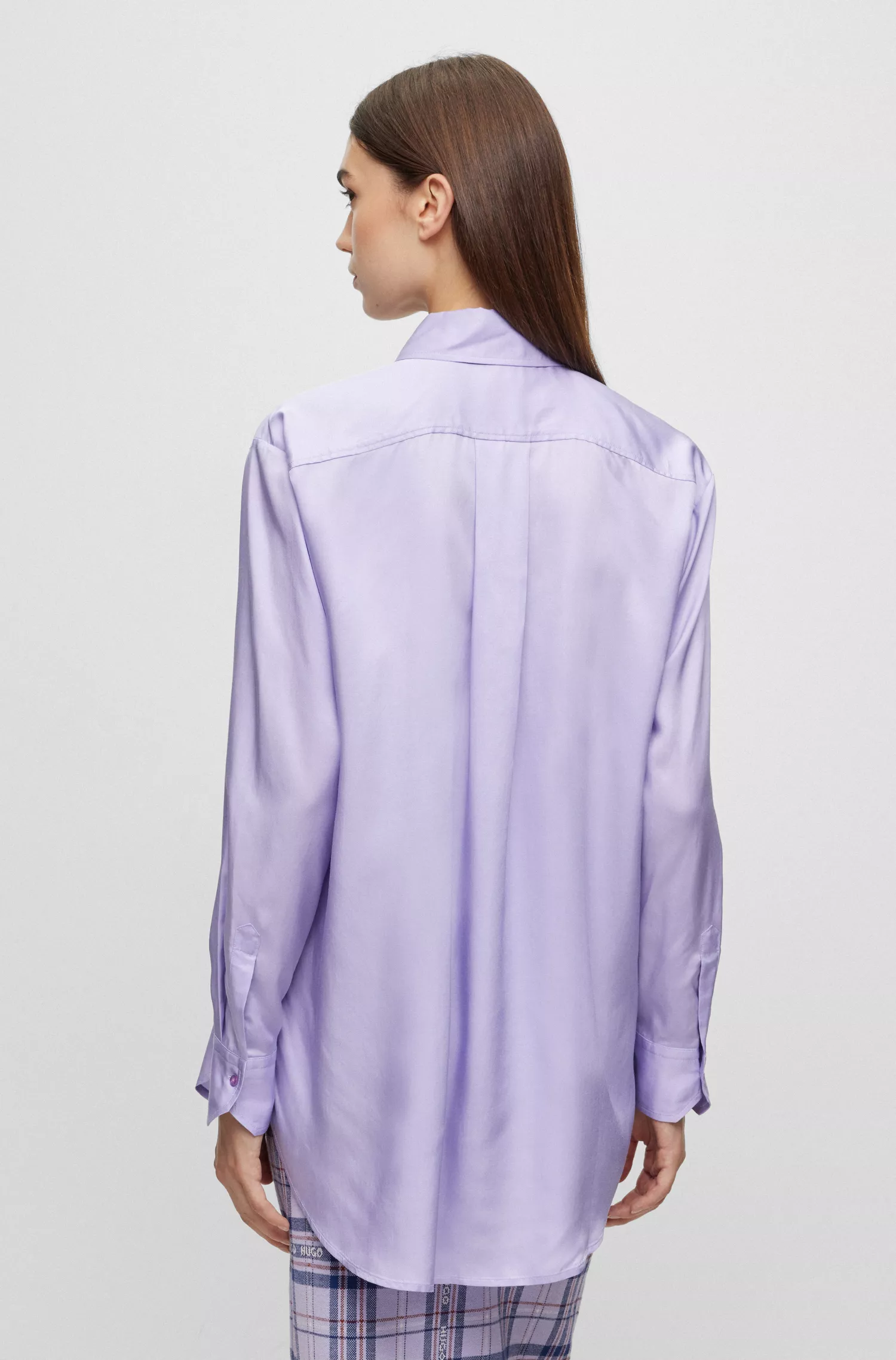 Blusa HUGO vermelha, modelagem oversized, com etiqueta com o logo.