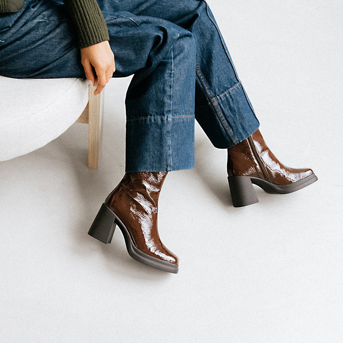 Boots à bouts carrés et plateformes  en vernis plissé marron