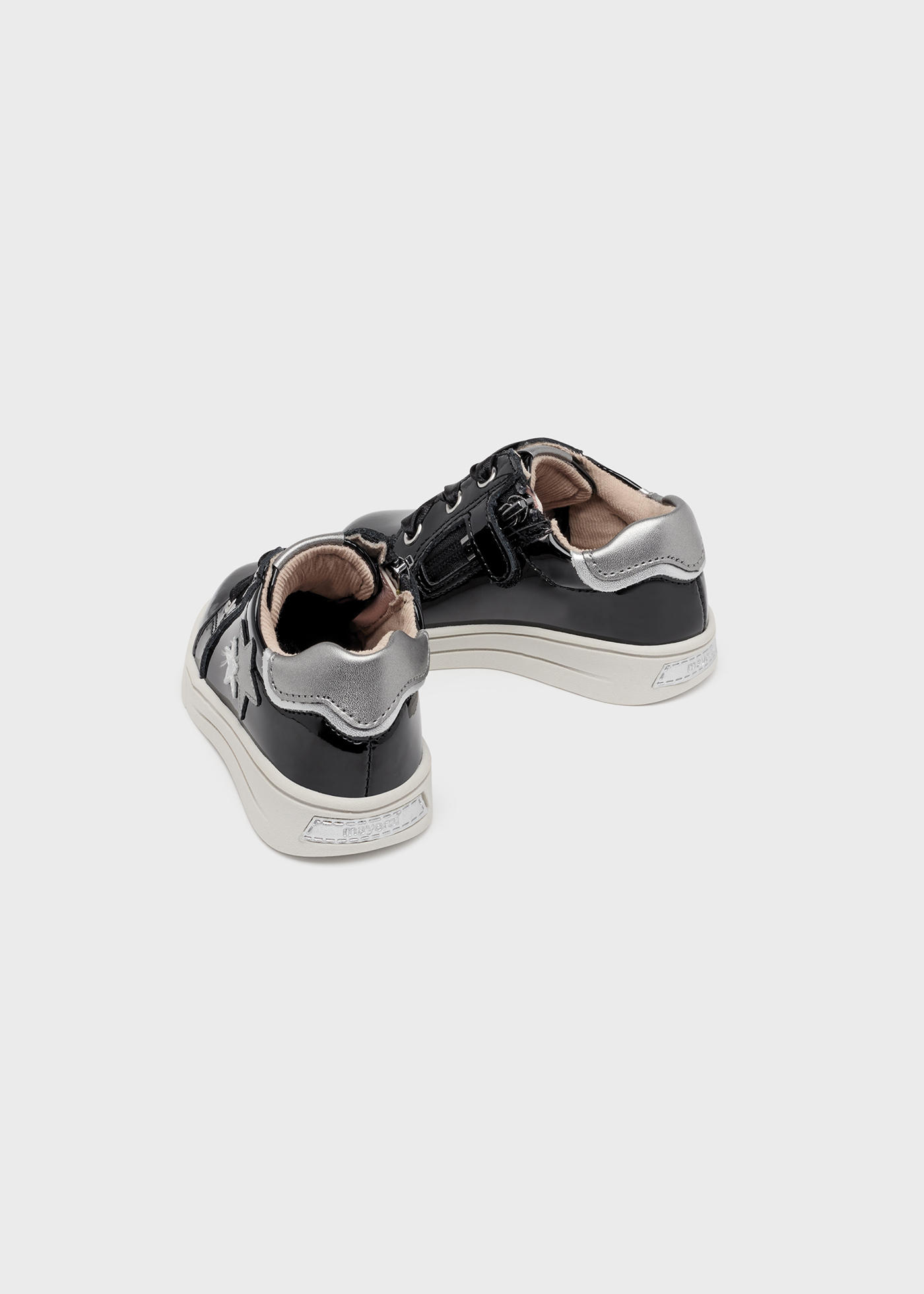 Sapatos esportivos de couro sustentável para bebês com cadarço