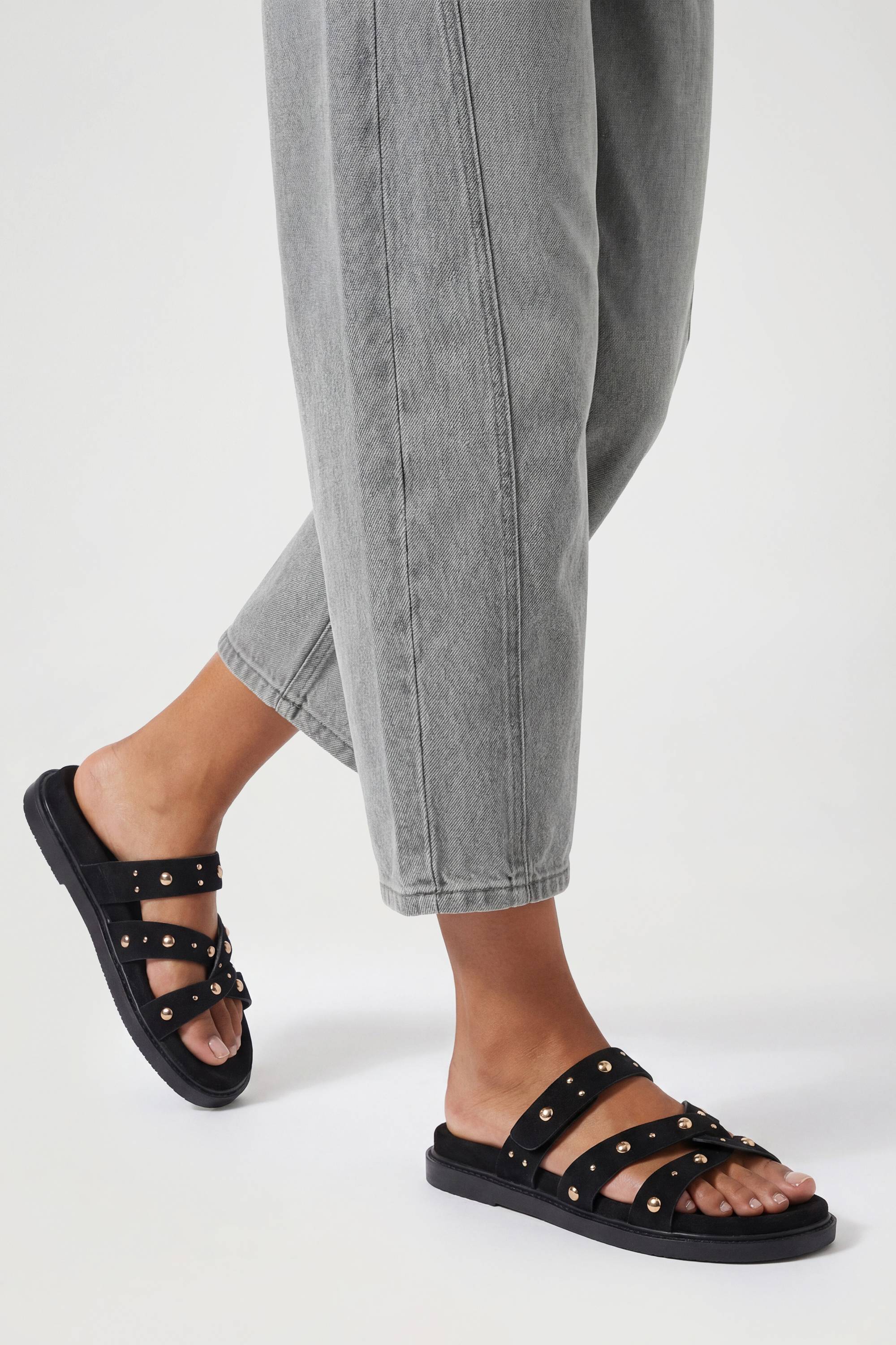 boohoo Sandales Mules À Semelle Anatomique En Synthétique Avec Détails Cloutés Coupe Large