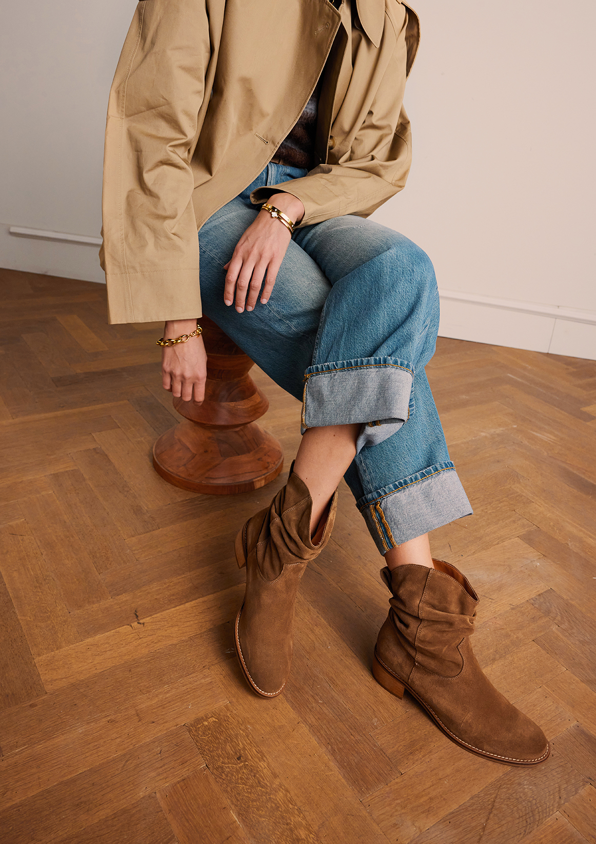 Beige suède enkellaarsjes met hak