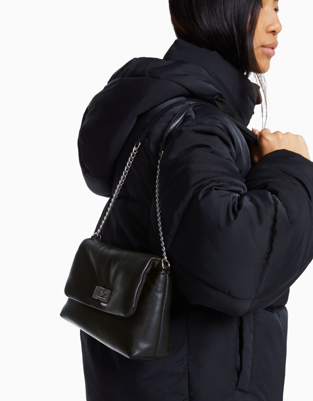 Bolsa transversal com detalhe de corrente e fecho
