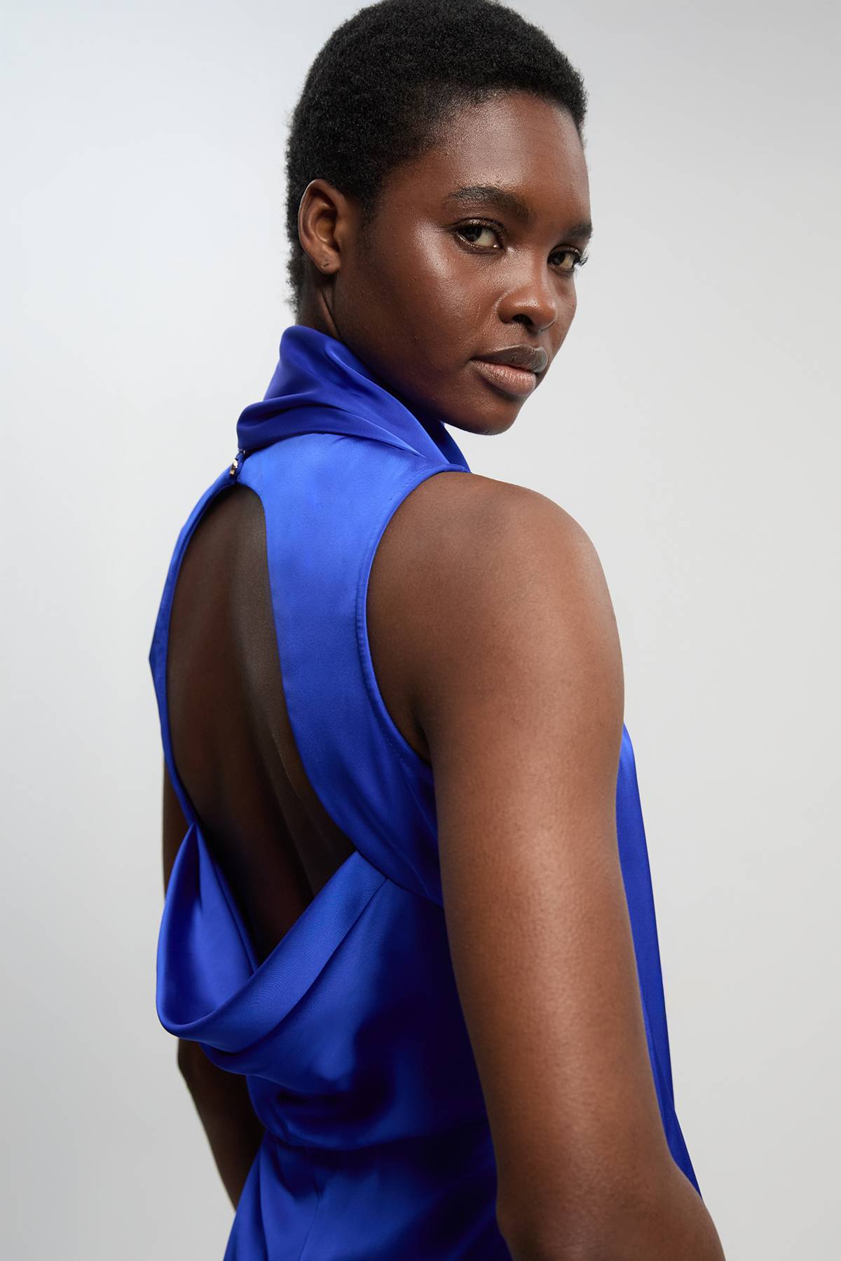 KarenMillen Robe Longue En Satin Viscose Sans Manches À Col Bénitier Drapé Tissé