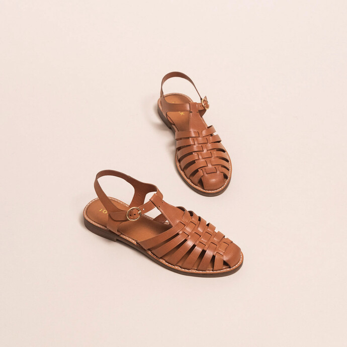 Sandales à brides ajourées et bouts fermés  en cuir camel