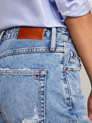 Calça jeans clássica de cintura alta, reta e com efeito desgastado.