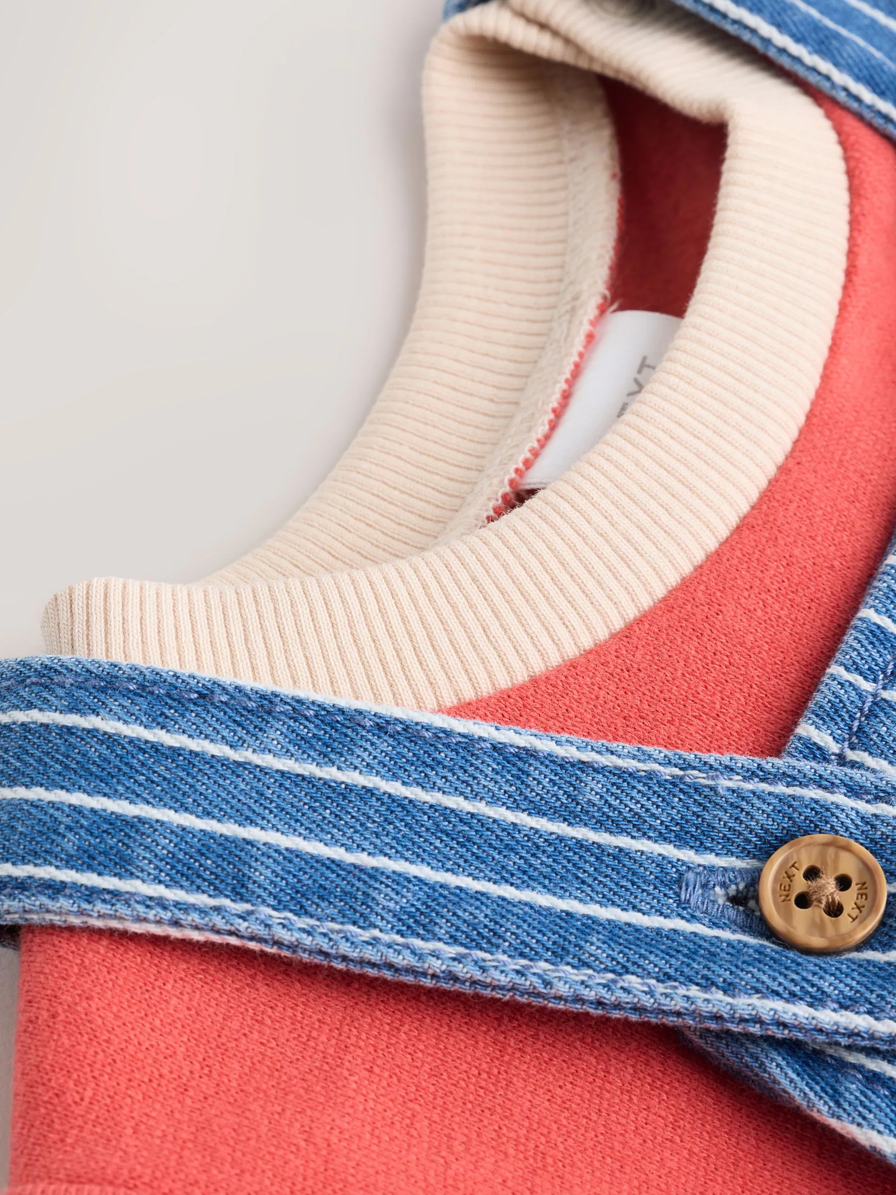 Felgekleurde streep met figuurtjes - Babyset van denim bretelbroeken en bodysuit (0 mnd - 2 jr)