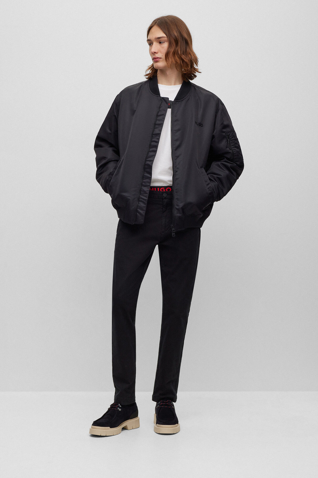 Calça chino slim fit com bolsos - preta