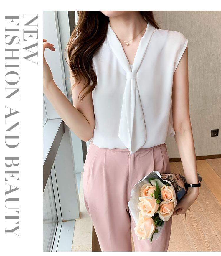 Superduper - Mouwloze blouse met strikhals