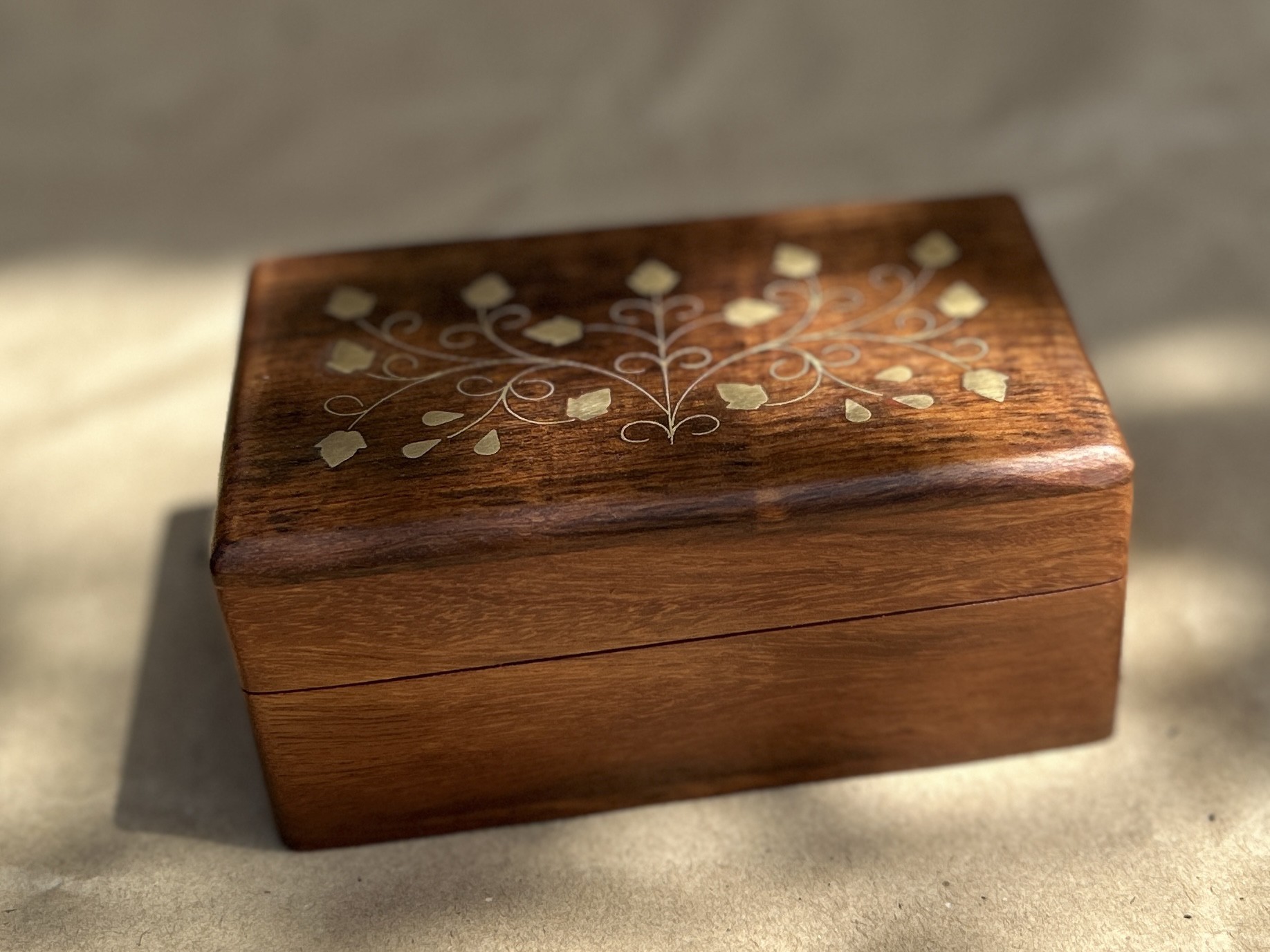 Holz-Schatulle mit Messingintarsien, braun, gold, B 13 cm, L 7,5 cm, H 5 cm von fischer's lagerhaus