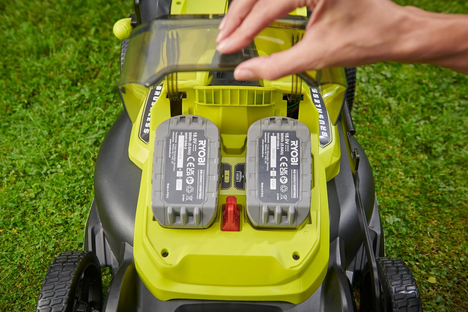 RYOBI 18 V ONE+ Akku-Rasenmäher RY18LMX40C-240 – 40 cm Schnittbreite, inkl. 2× 4,0 Ah Akkus & Ladegerät, bürstenloser Motor, für größere Rasenflächen