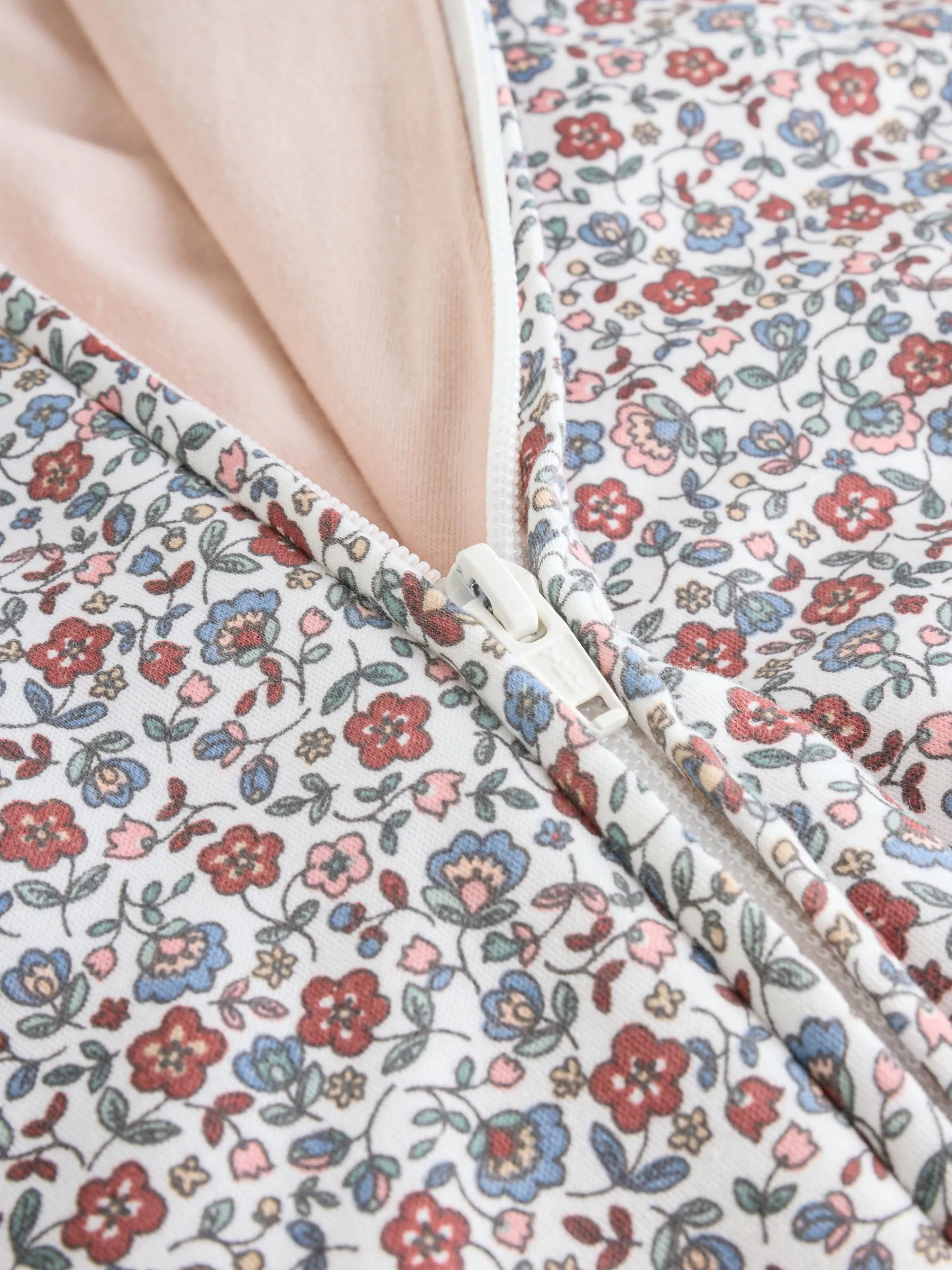 Ecru met bloemenmotief - 2.5 TOG gewatteerde babypyjama