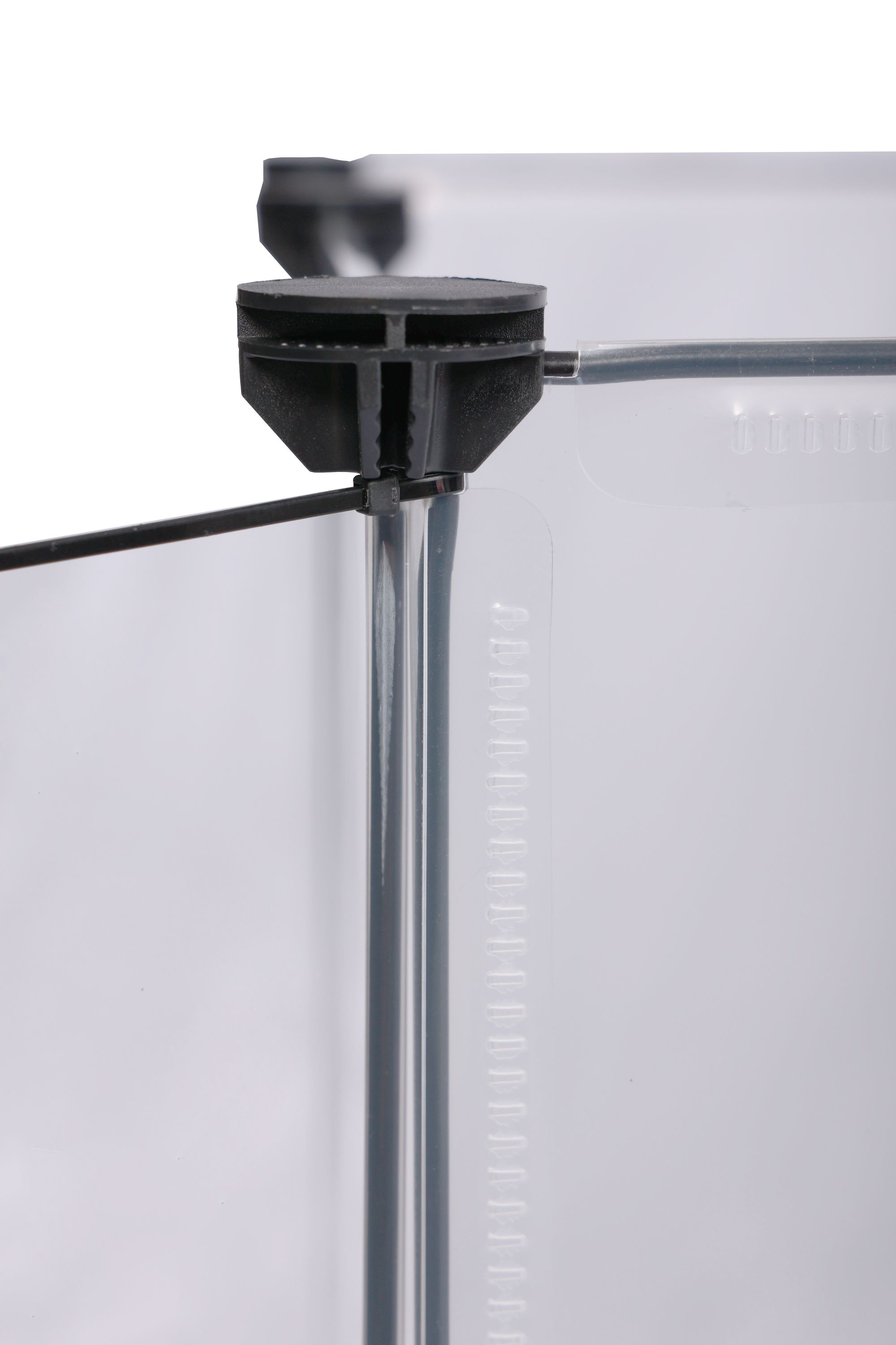 Freilaufgehege mit Bodenplatten weiss