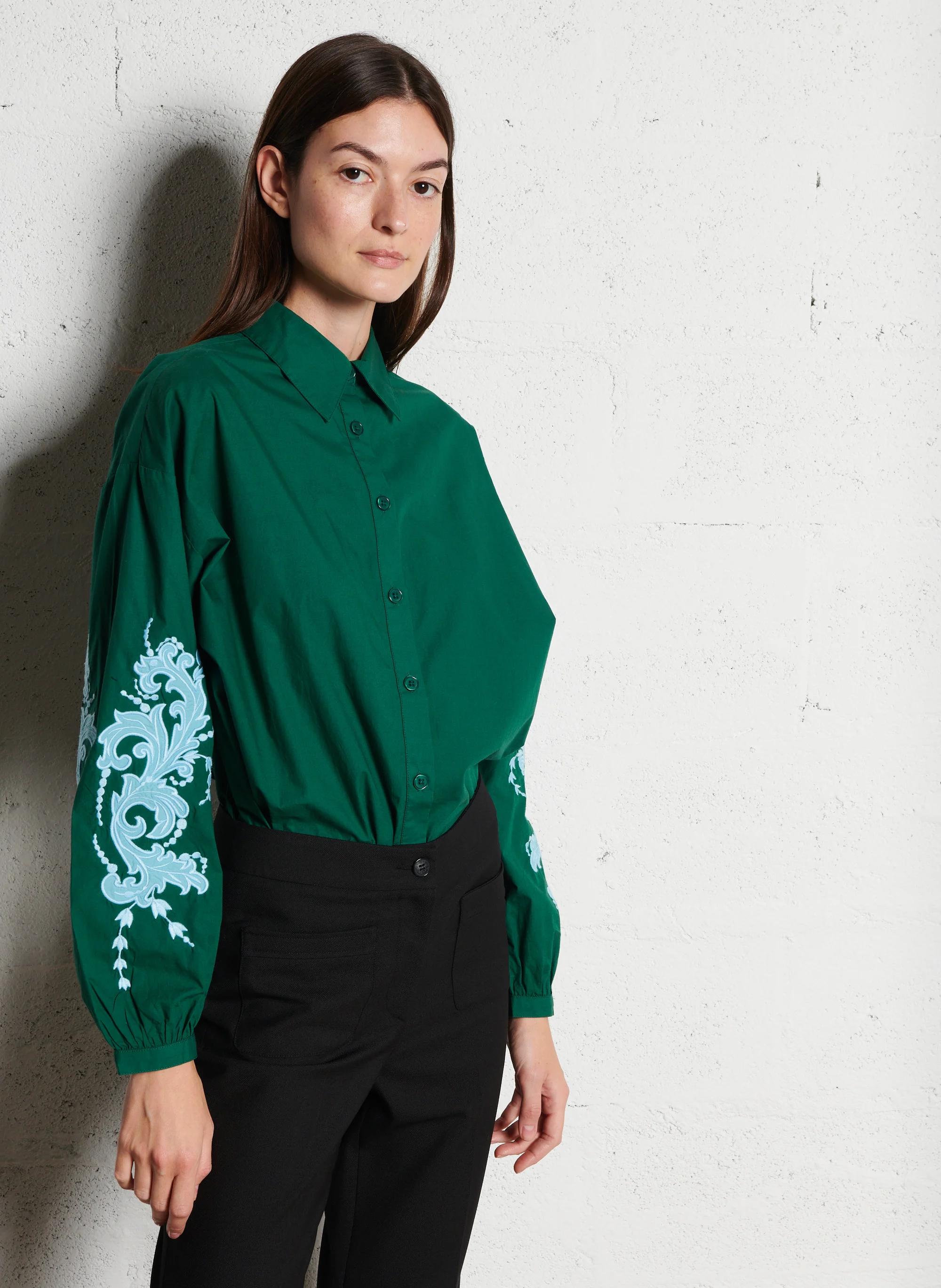 PAULE - Chemise col classique droite en coton brodé | Vert