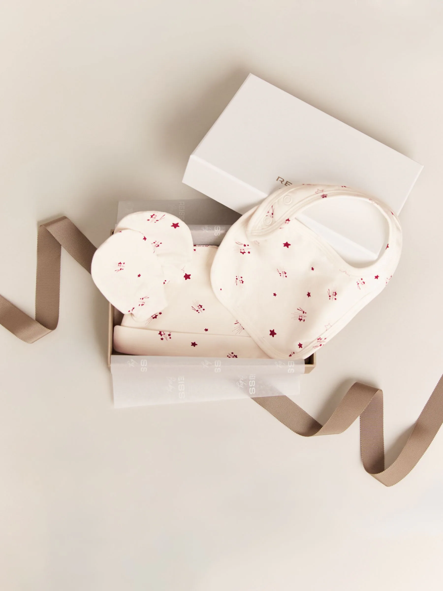 Reiss Olyv Hat, Bib And Mittens Set