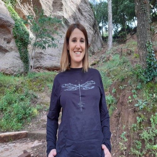 Camiseta unissex com estampa de libélula, preta.