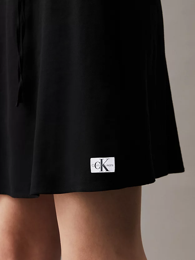 Vestido de sarja macia com nó na cintura.