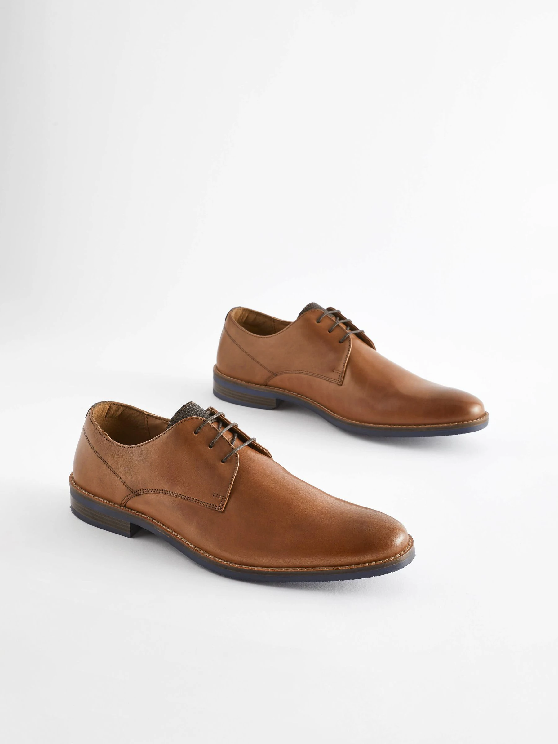 Lichtbruin - Standaard pasvorm - Leren Derby-schoenen met contrasterende marineblauwe zool
