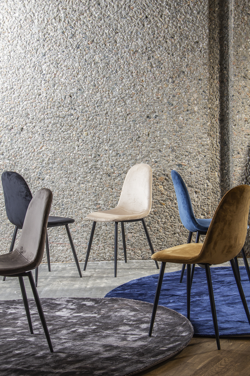 Saturn spisestol Beige velur med sortlakkerte ben