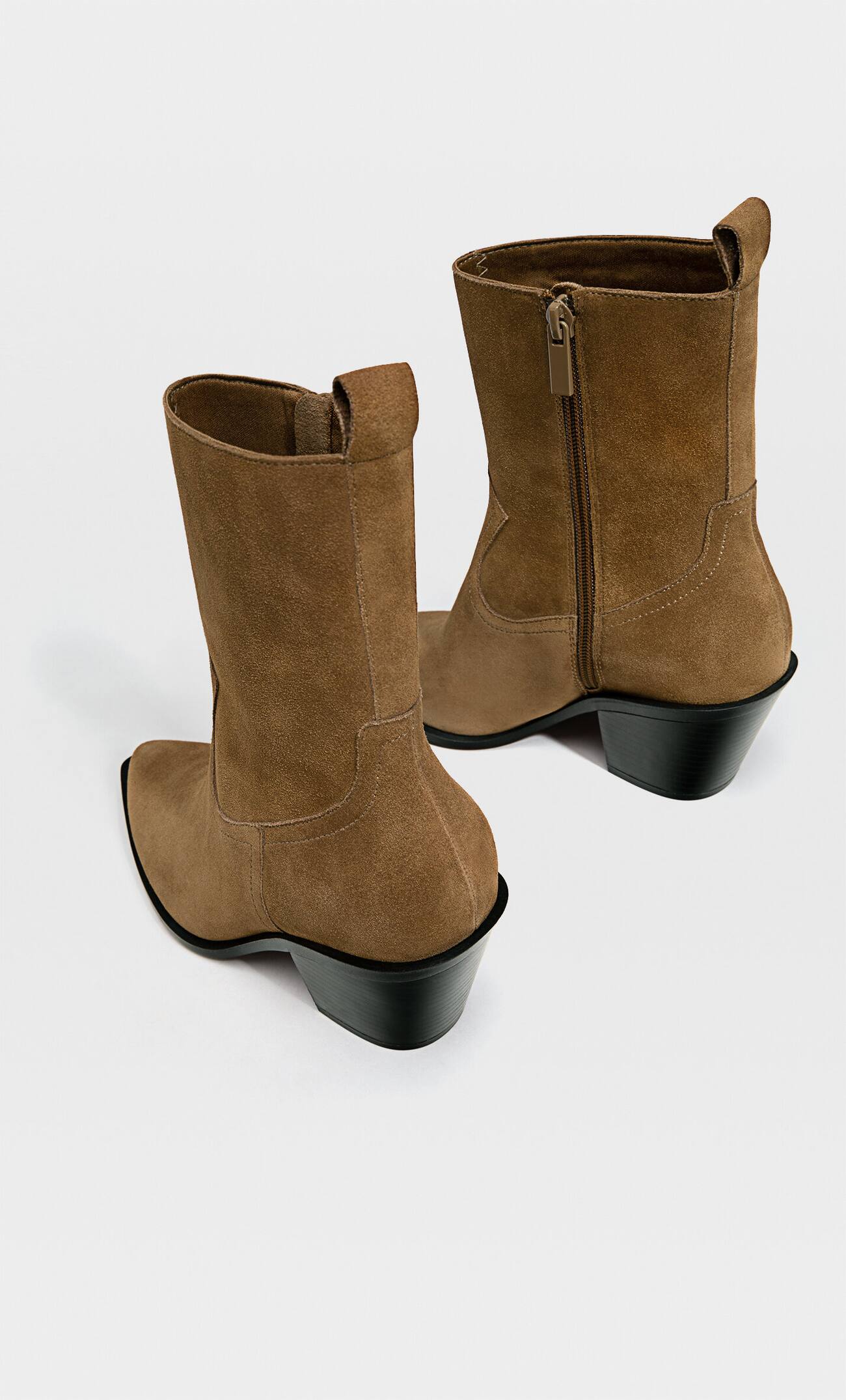 Botas de cano curto de couro estilo cowboy com salto.