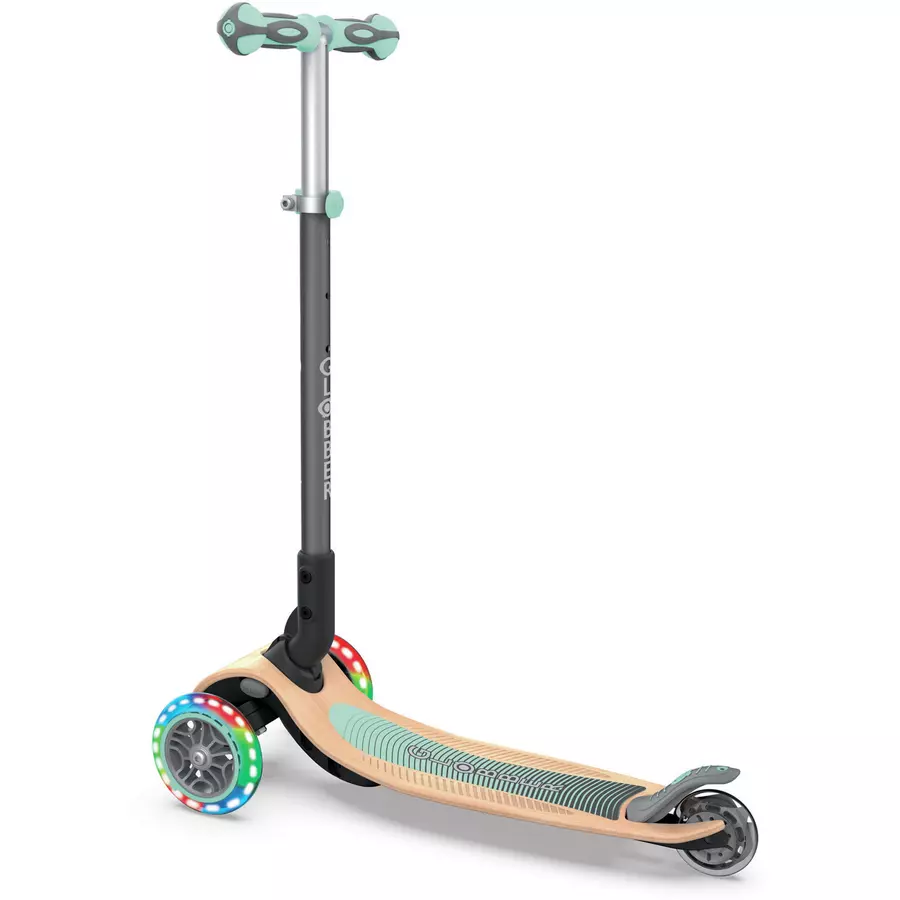 GLOBBER  Scooter PRIMO FOLDABLE WOOD LIGHTS pastell grün - mit Leuchtrollen und Holzdeck