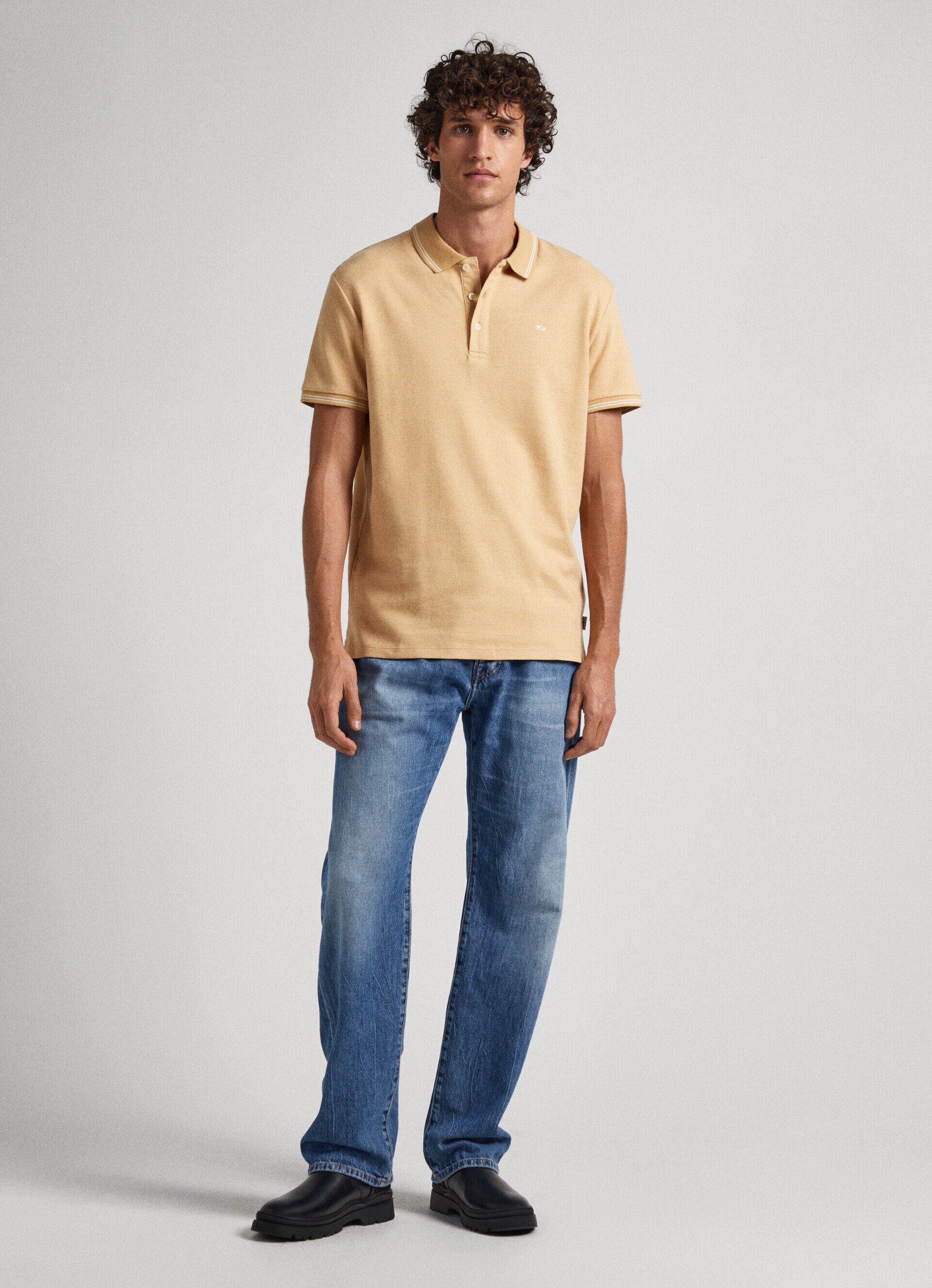 Camisa polo com logo da bandeira - bege camelo