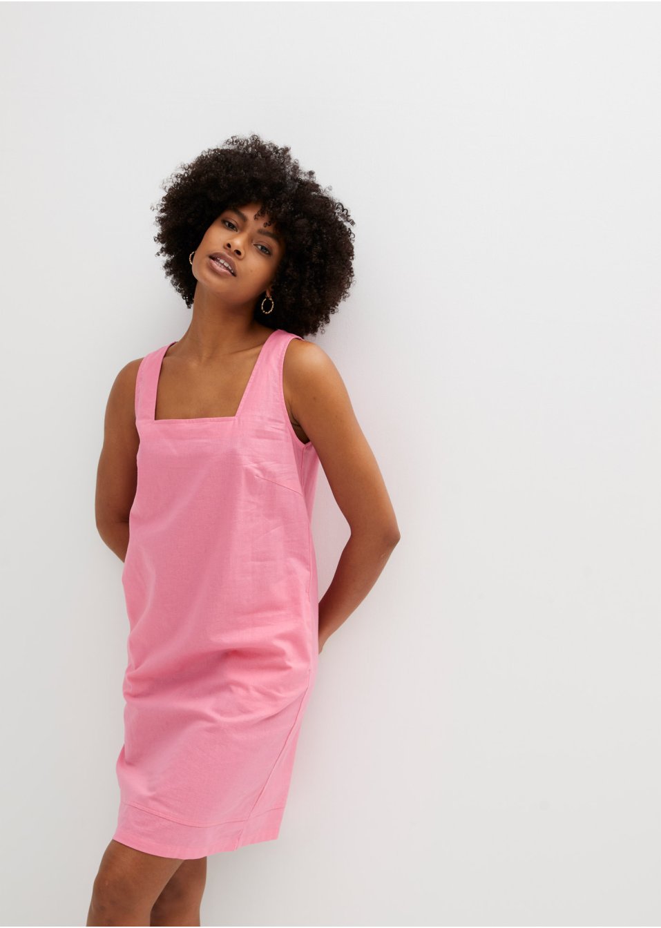 Robe avec dos décolleté, avec lin majoritaire