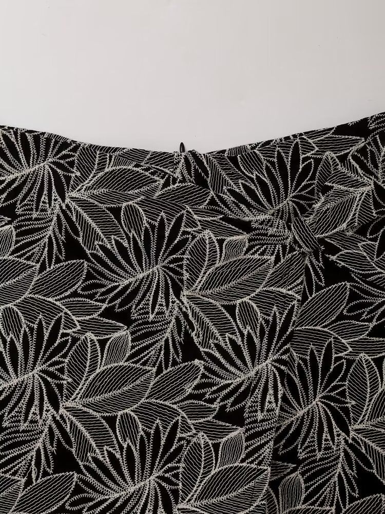 Sensarra - Minirokje met hoge taille en geborduurd blad