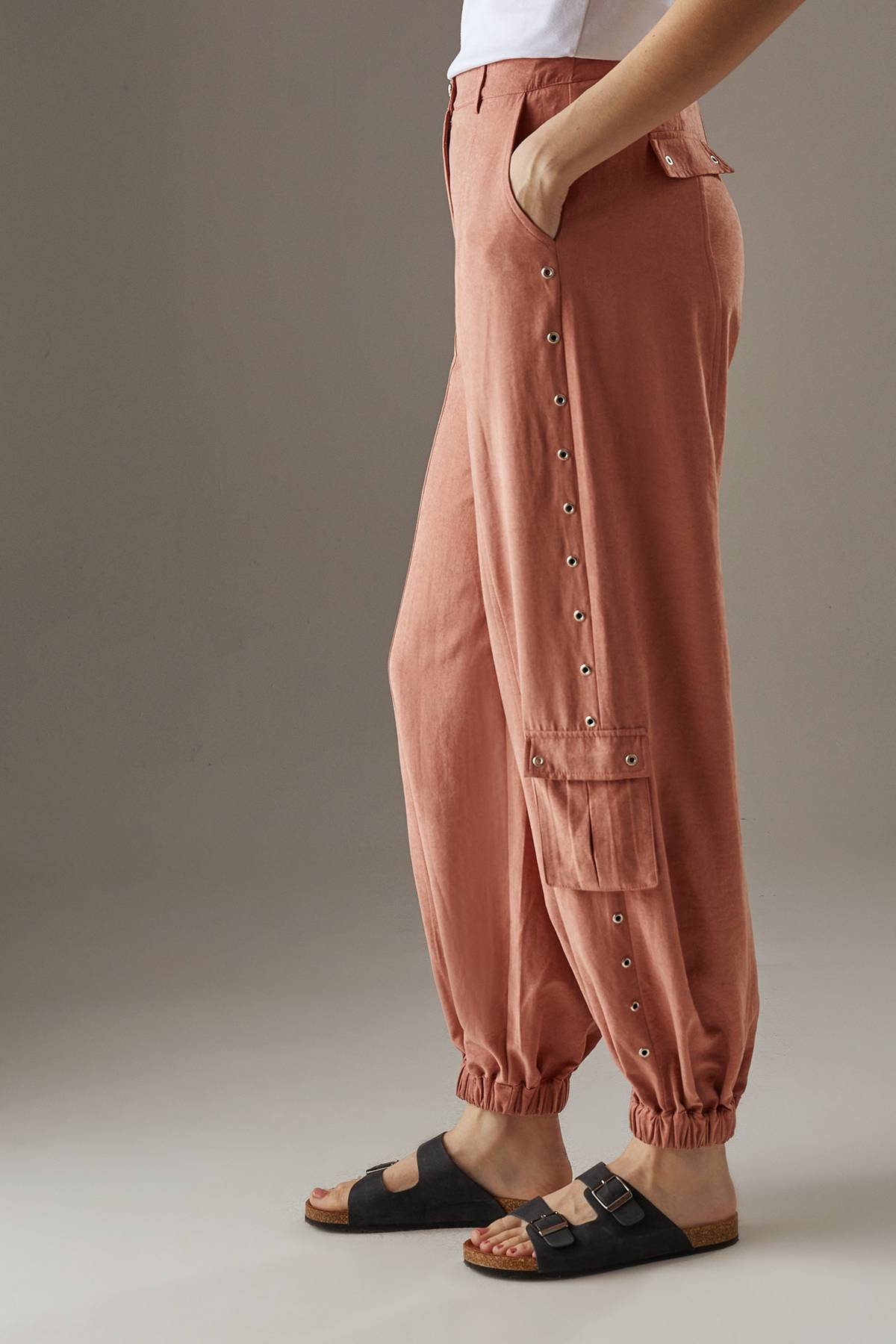 Warehouse Pantalon Utilitaire Satiné Pêche avec Détails Œillets et Revers