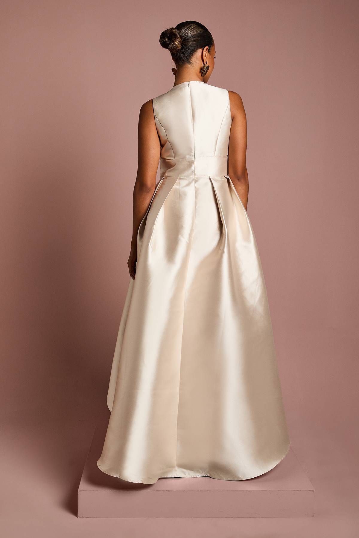 Coast Robe Longue de Demoiselle d'Honneur Coast Honoured Petite Sans Manches à Décolleté Plongeant et Jupe Cascade en Sergé