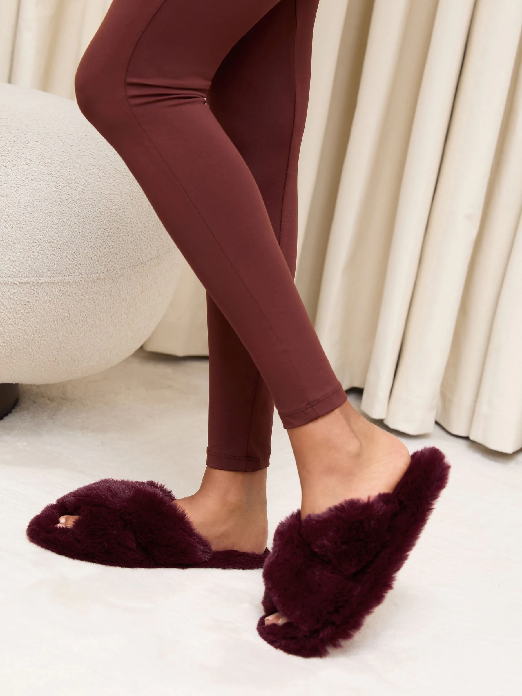 Bordeauxrood - Lipsy pantoffels van imitatiebont met gekruiste banden voor nachtkleding