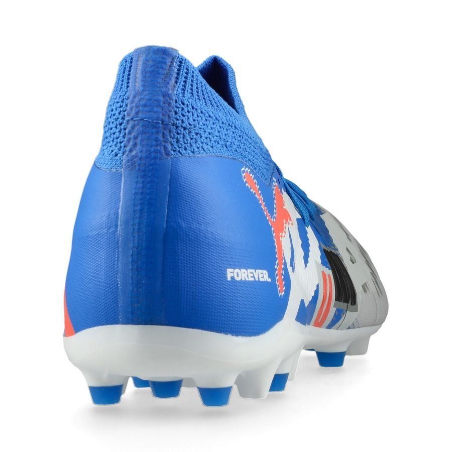 PUMA Future 8 Match MG Forever - Blanc/Bleu/Gris/Noir/Glowing Red ÉDITION LIMITÉE