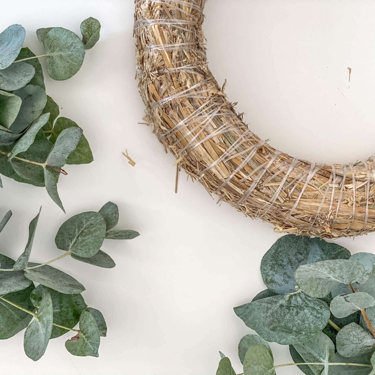 Adventskrans, gedroogde bloemen, rode eucalyptus