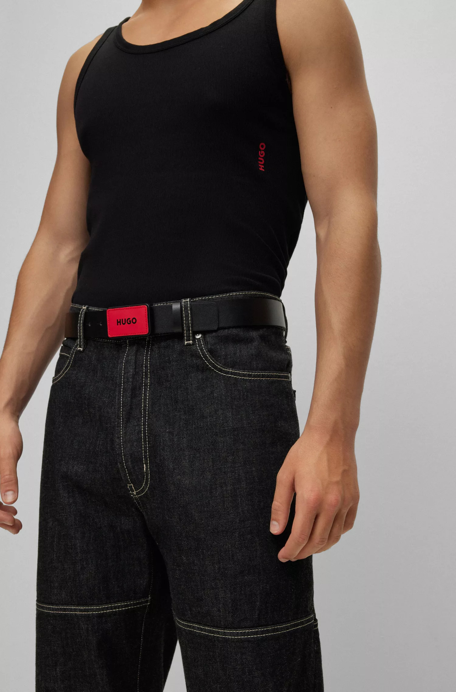 Cinto HUGO em couro vermelho com apliques de fivela intercambiáveis.