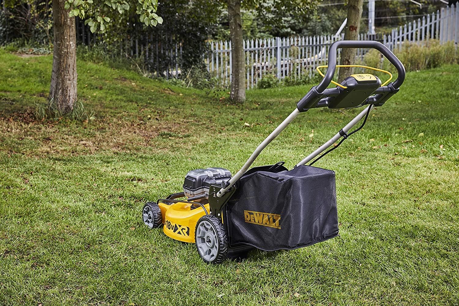 DEWALT - Tondeuse XR Brushless 18V 5Ah Li-Ion - DCMW564N-XJ - Tondeuse à Gazon sans Fil avec Sac de Ramassage de 55l - Largeur de Coupe 48cm - Tonte jusqu’à 800m2 - 36V