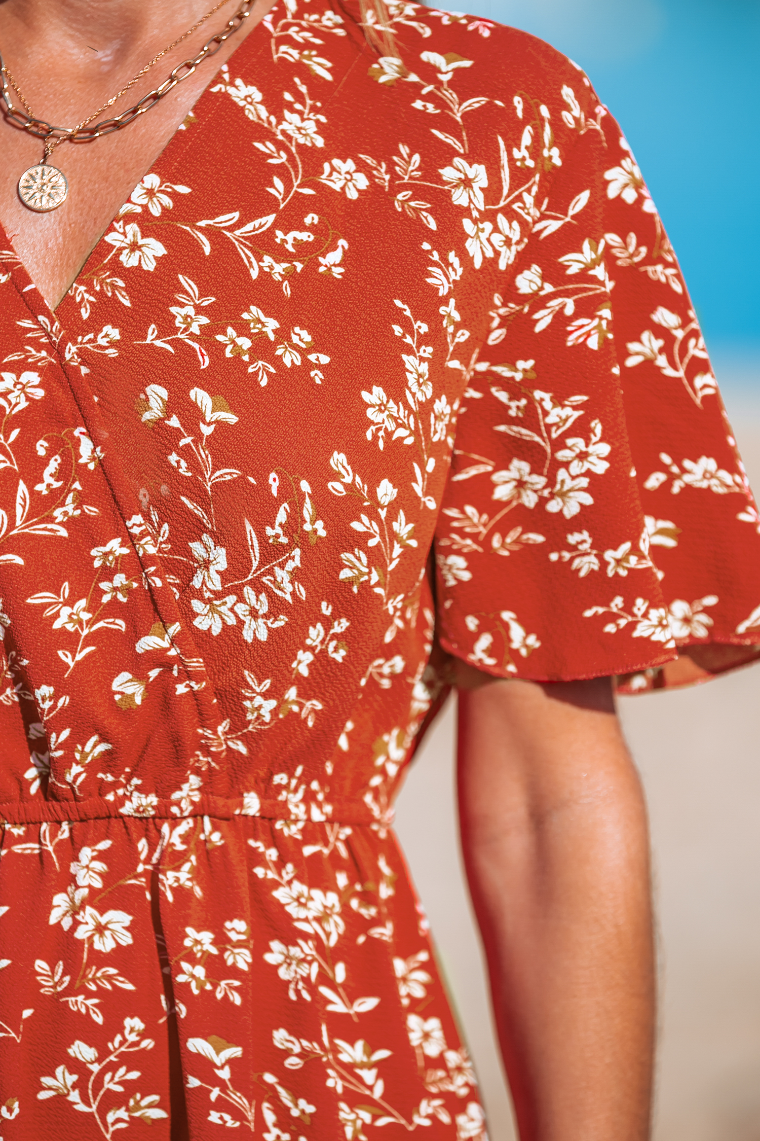 Robe mini avec col surplis à lambris et fleurs