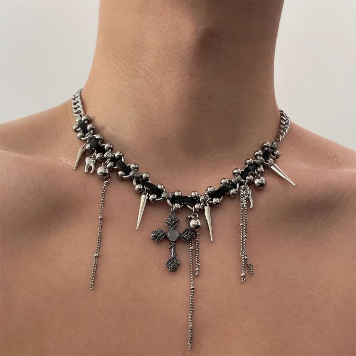 Lilafey - Choker van imitatieleer met kruisstuds en franjes