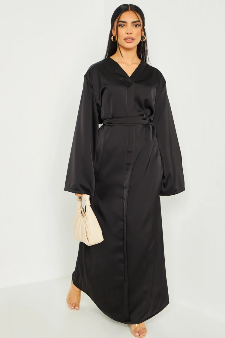 Robe longue satinée ceinturée noire