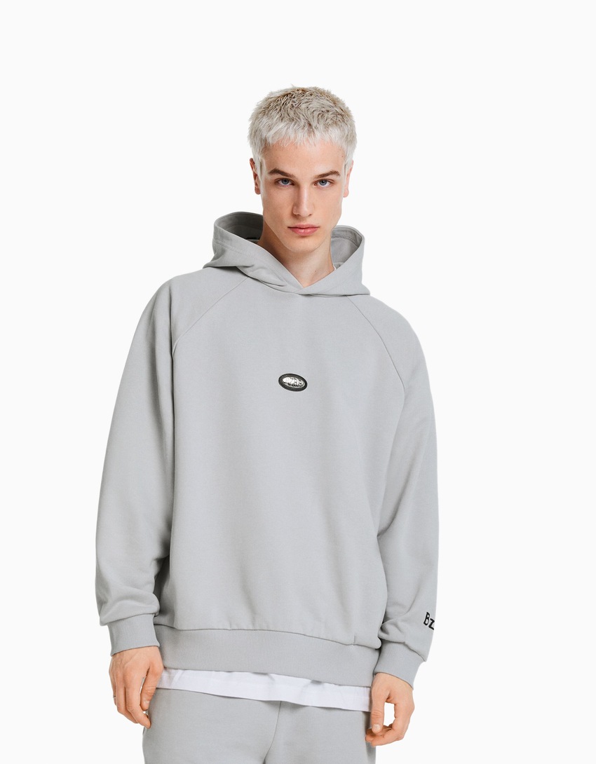 Moletom BERSHKA com participação de BIZARRAP com detalhes