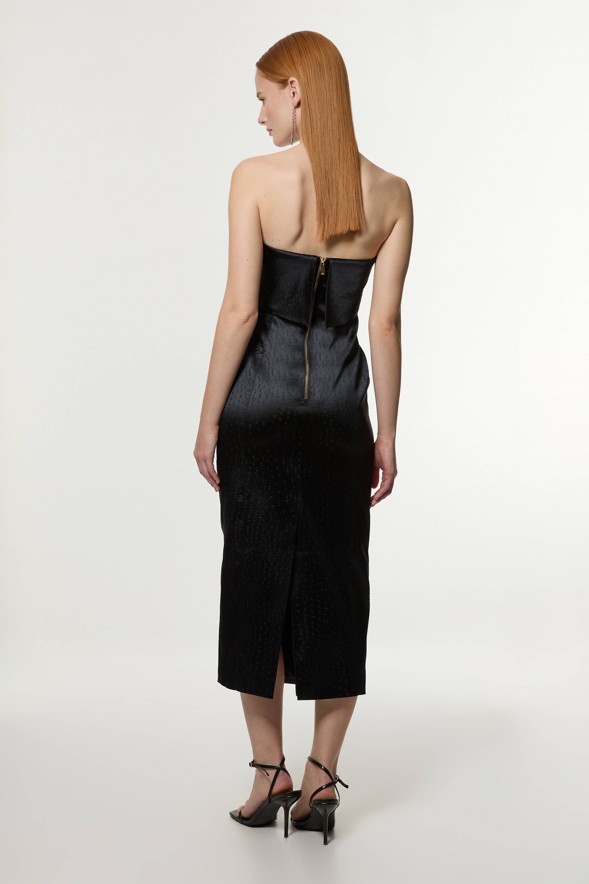 KarenMillen Robe Maxi Tailleur en Satin Structuré et Texturé à Bandeau, d'inspiration italienne pour grandes tailles