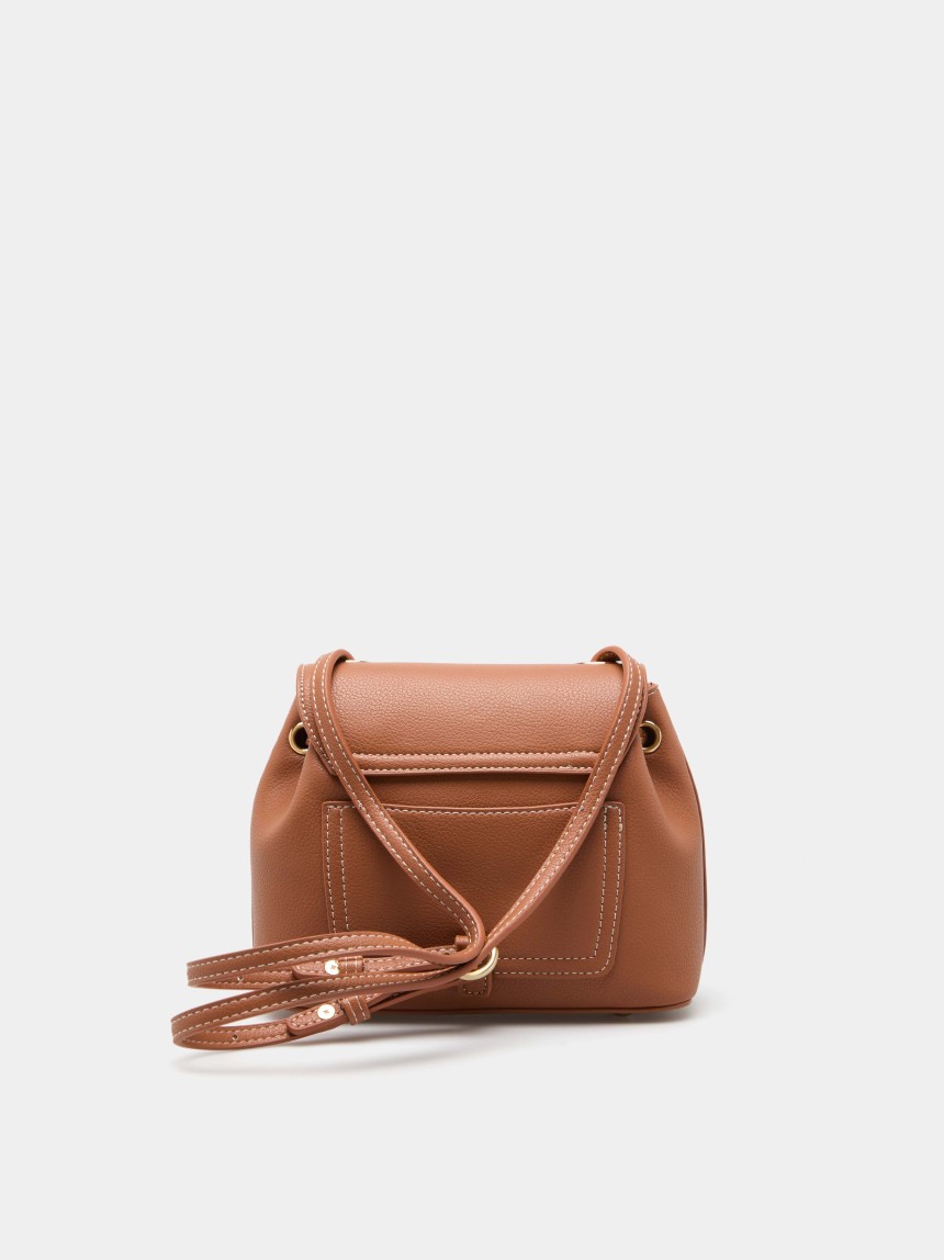Mini mochila com aplique metálico