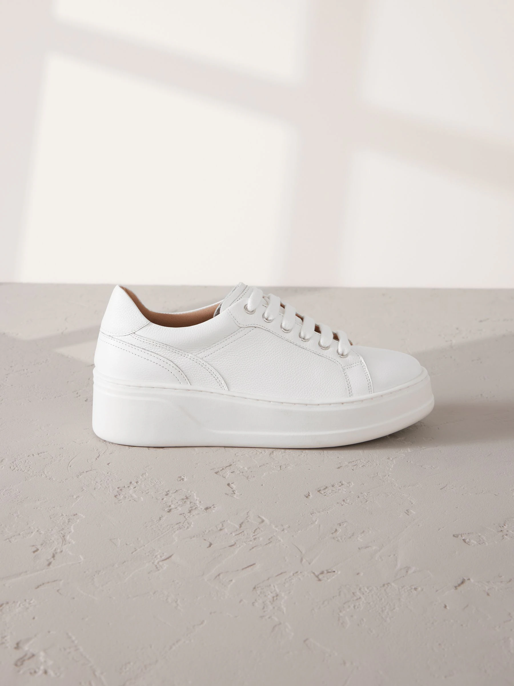 Wit - Signature premium leren sneakers met veters en grove sleehak