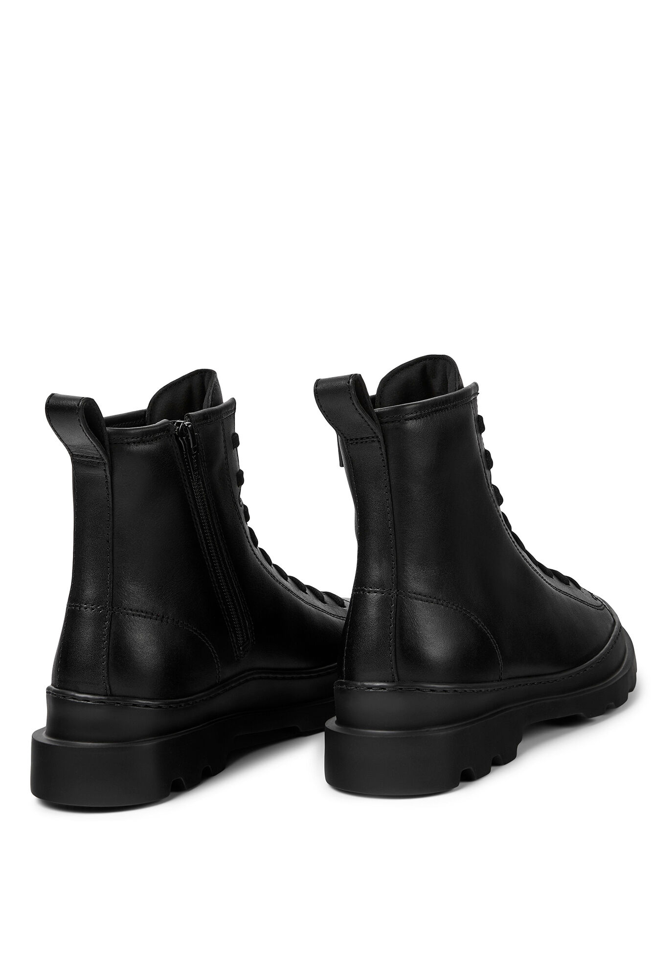 Bota feminina de cano médio com cadarço.