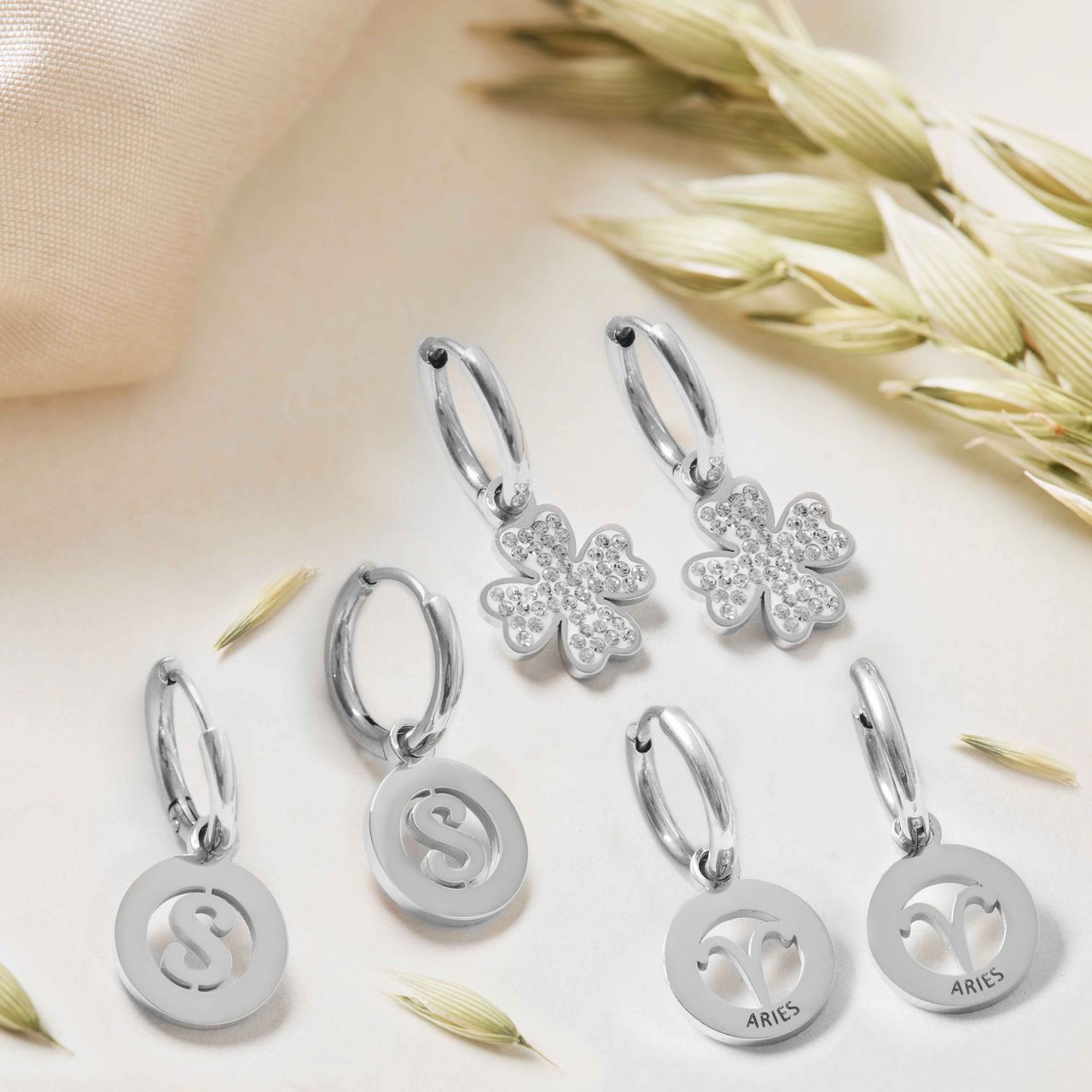 Stalen oorbellen met letter - U