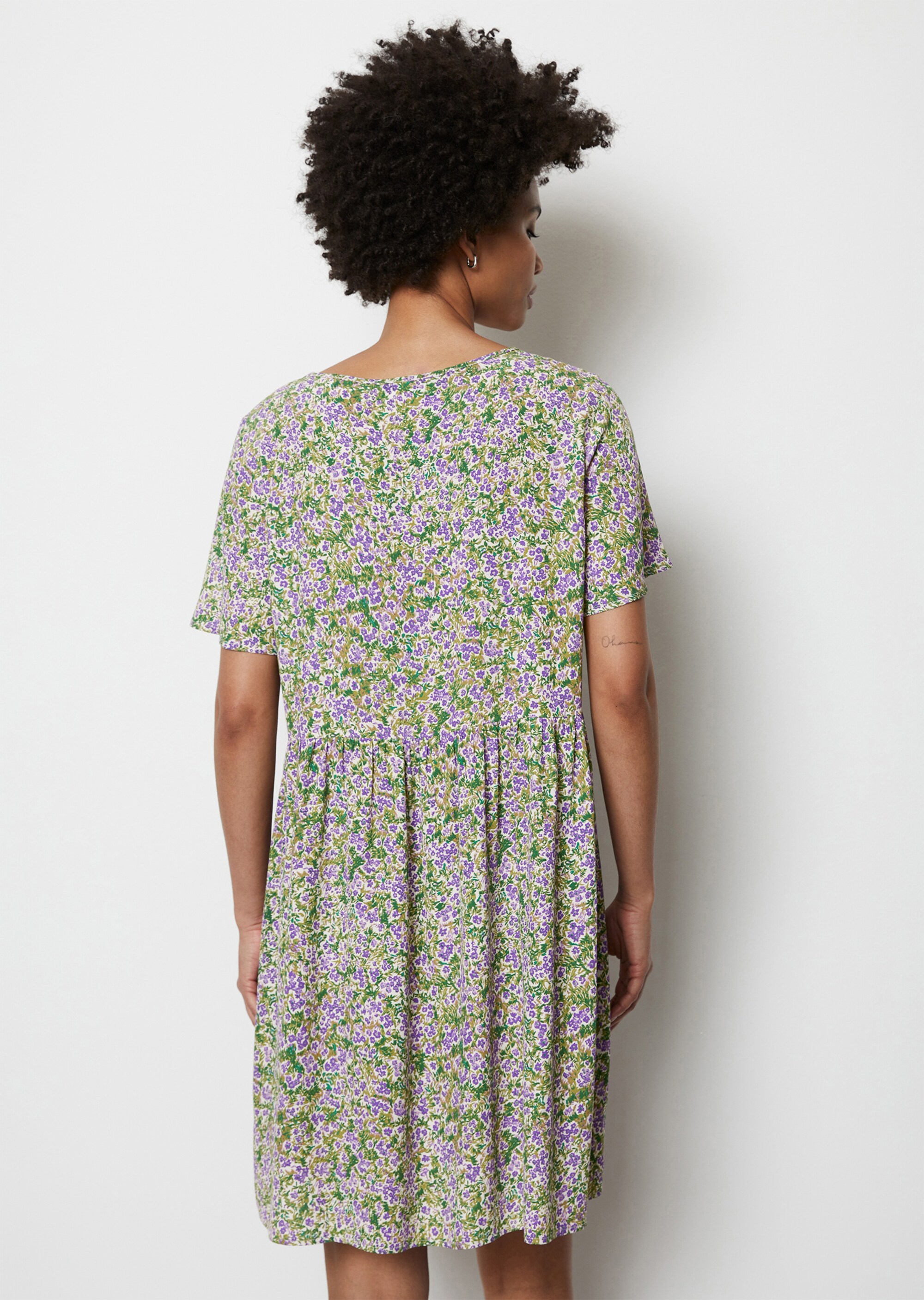 Kurzes Kleid mit geraffter Tailleaus fließendem Viskose-Crêpe