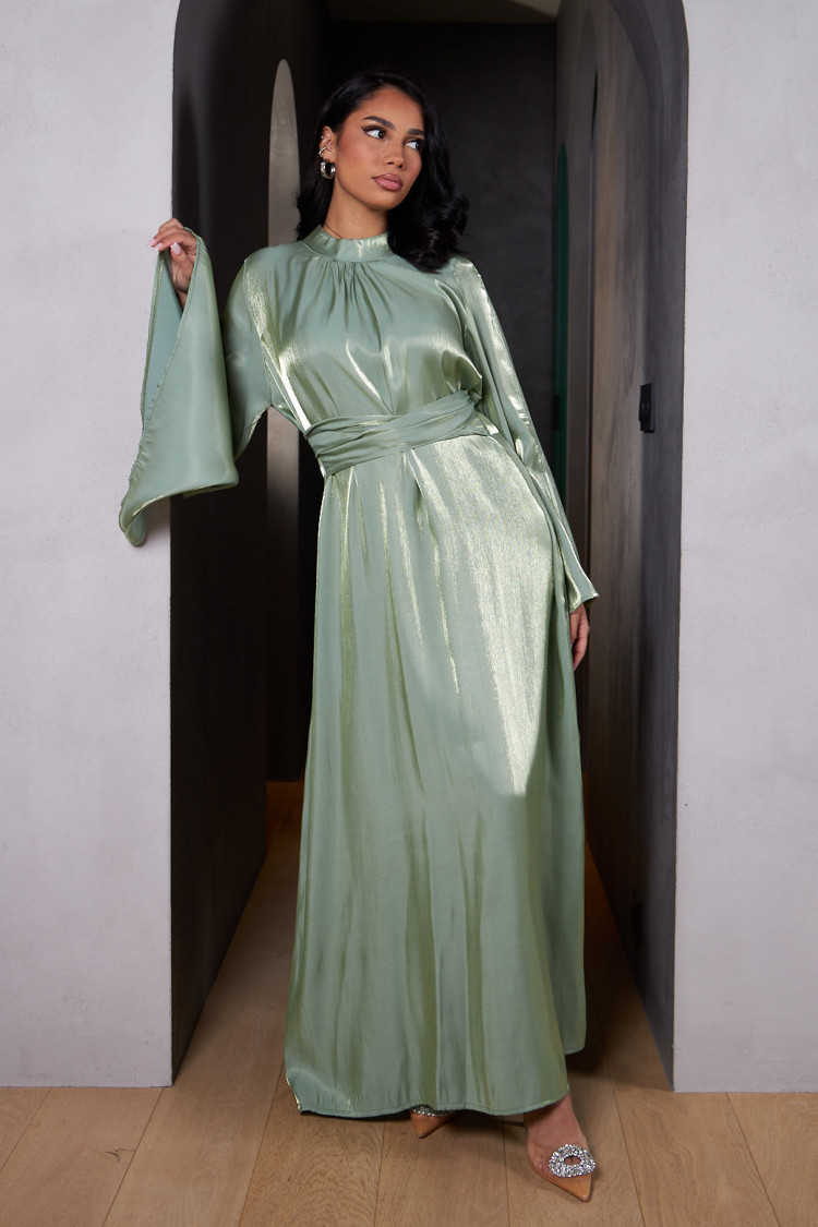 Robe ample verte satinée et volant