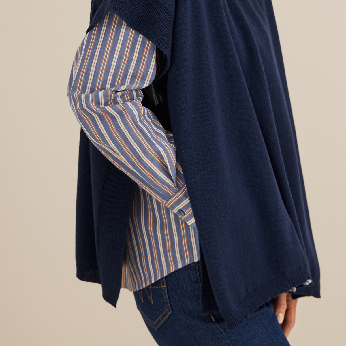 ANNE WEYBURN<br>Poncho de gola redonda em malha fina