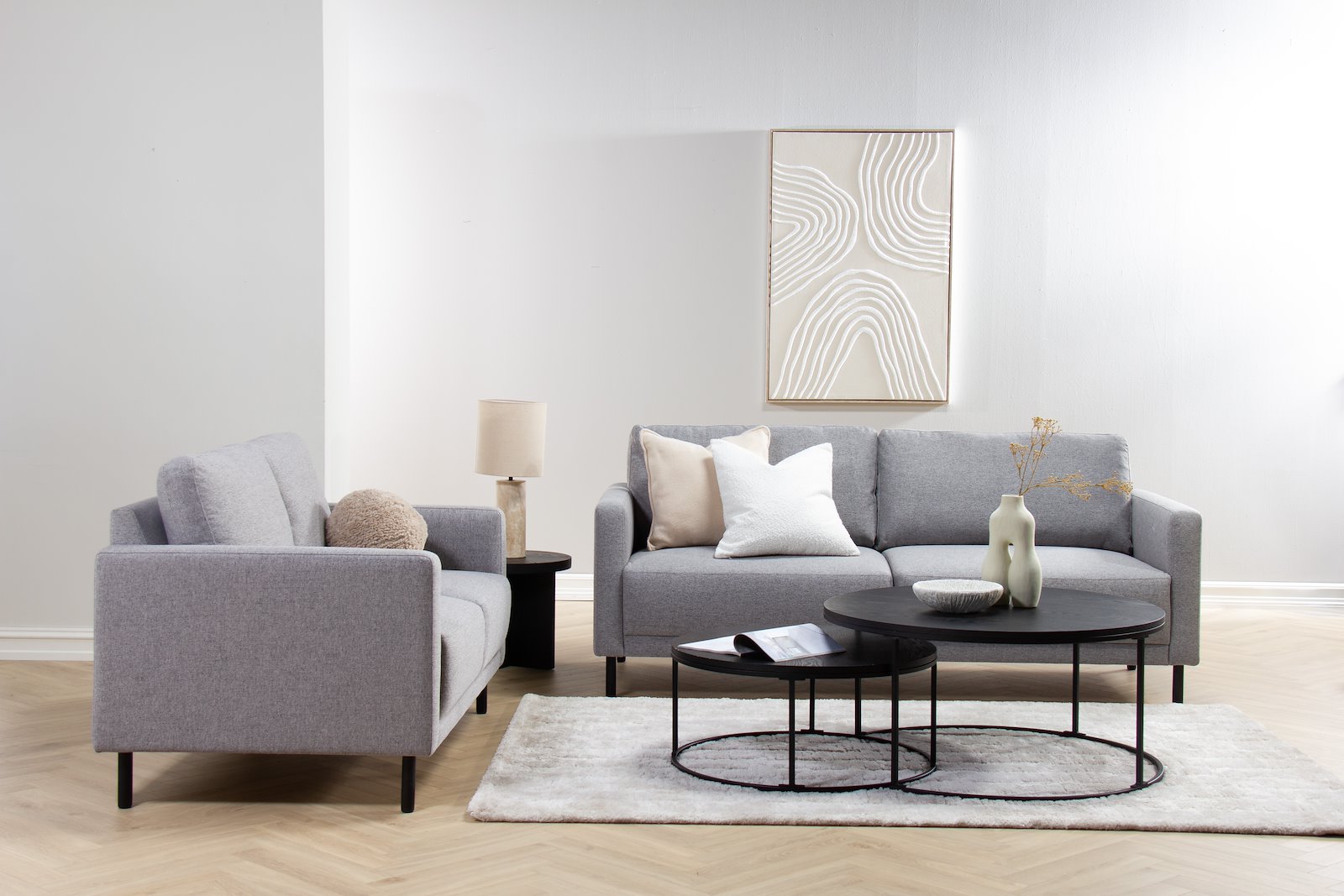 Billy 2-seter sofa 2-seter i tekstil Neve 85 lys grå med sorte ben.