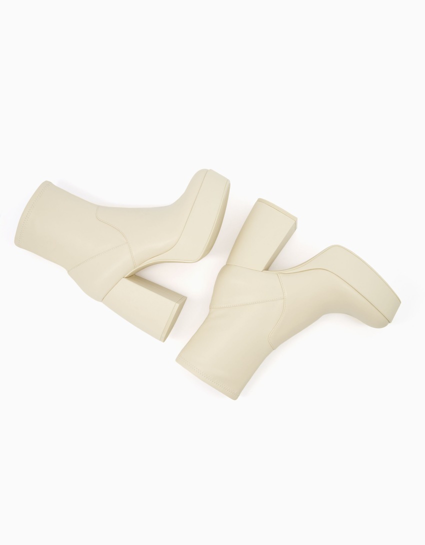 Botas de cano curto com plataforma e salto alto