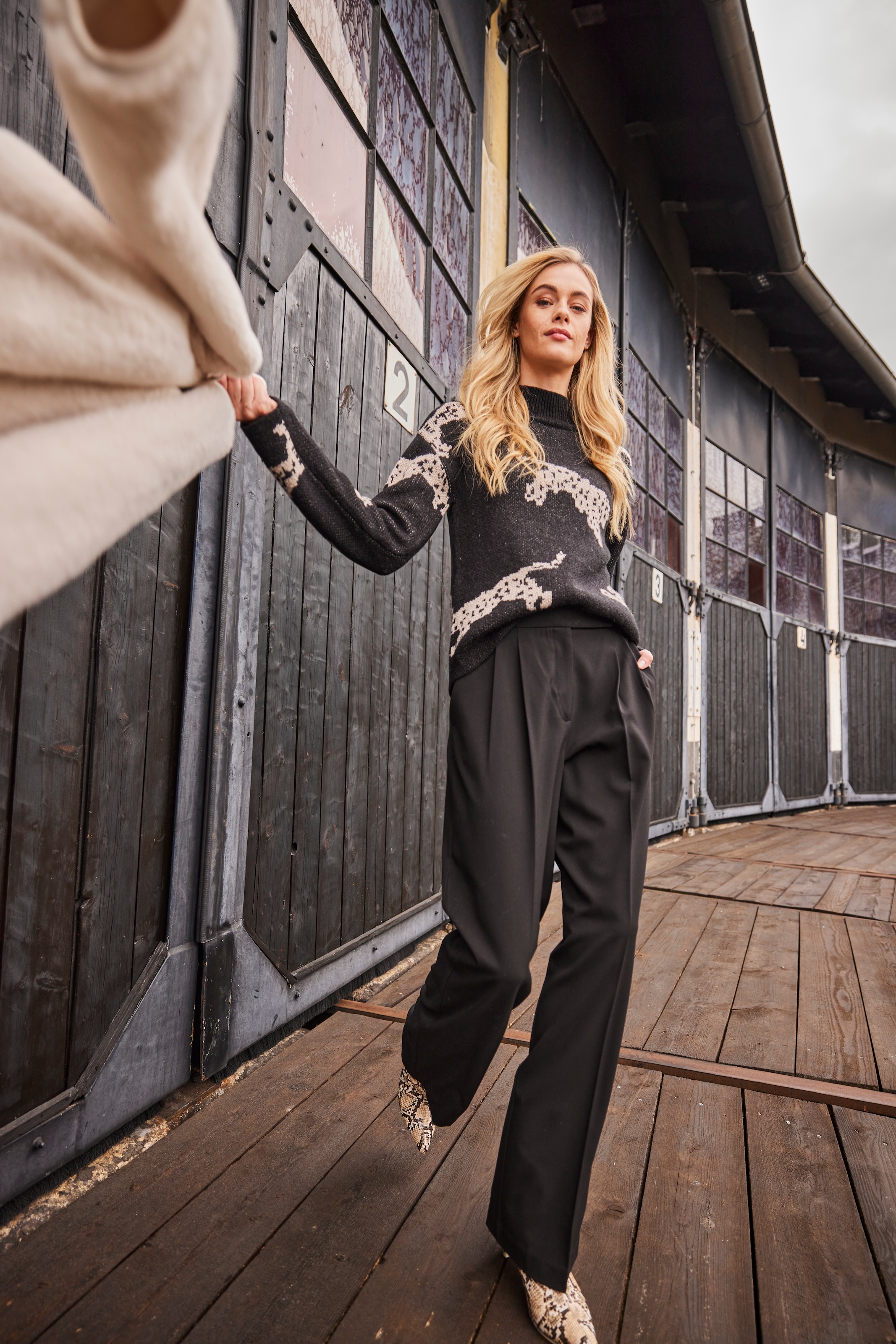 Aniston CASUAL Wendejacke aus kuscheligem Teddy-Plüsch und glattem Webstoff - NEUE KOLLEKTION